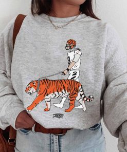 T Sweatshirt Women 1 TSBN119 Cat Walk Joe Burrow Funny Art Cincinnati Bengals T Shirt 1